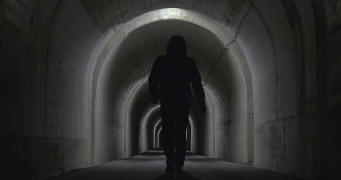 スローモーション - トンネルを歩く人の後ろ姿