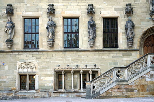 Fassade aus hellem Sandstein des historischen Rathaus am Marktplatz in der Altstadt von Osnabrück in Niedersachsen