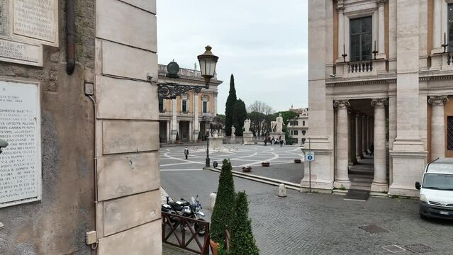 La Lupa di Romolo e Remo sulla piazza del Campidoglio Roma, sede del Comune di Roma. 
Veduta aerea della statua della Lupa e di Marco Aurelio a cavallo.