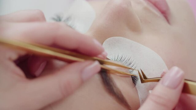 The master performs the procedure of eyelash extensions