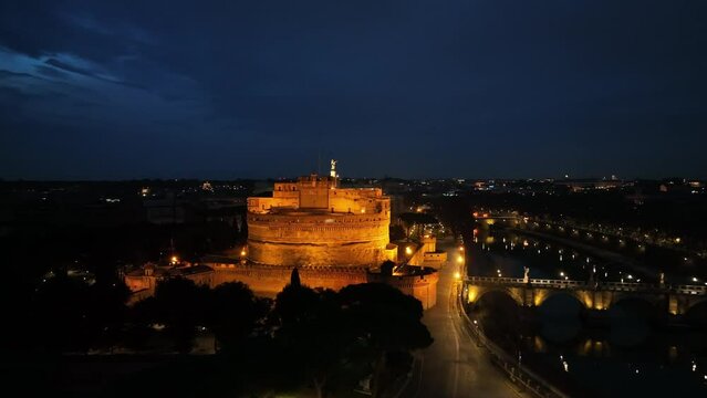 Roma, Castel Sant'Angelo di notte.
Ripresa aerea del famoso Castello sul fiume Tevre.