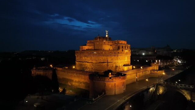 Roma, Castel Sant'Angelo di notte.
Ripresa aerea del famoso Castello sul fiume Tevre.