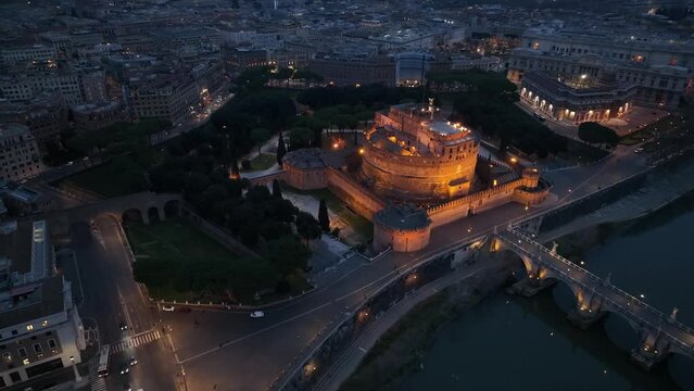 Roma, Castel Sant'Angelo all'alba.
Ripresa aerea del famoso Castello sul fiume Tevre.