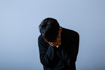 落ち込む若い男性
