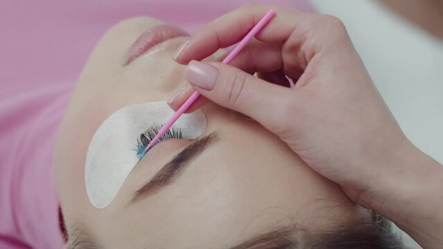 The master performs the procedure of eyelash extensions