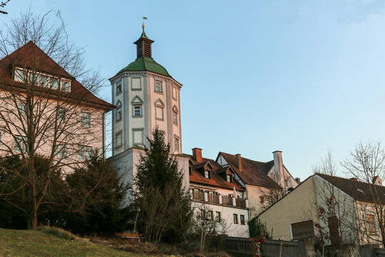 kupfergedeckter Turm der G&uuml;nzburger Stadtbefestigung mit Turmhaube, vom Tal aus gesehen