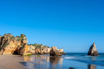 Fototapeta na wymiar Praia dos Tres Irmaos in the Algarve in Portugal