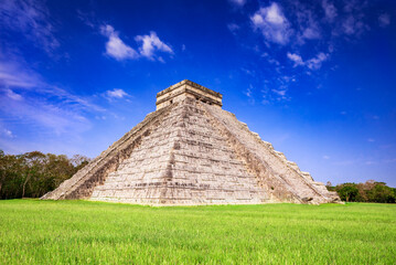 Fototapeta na wymiar Chichen Itza, Castillo Pyramid, Mexico