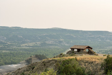 Pavilion At River Bend Overlook On A Ridge In Theordore Roosevelt - obrazy, fototapety, plakaty