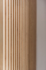 Detal na pionowe elementy drewniane  na szafie z ubraniami