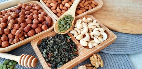 Loose green tea and nuts