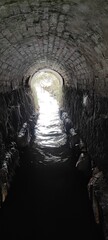 Tunnel für Wasserlauf von Innen