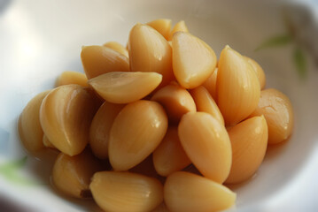 Garlic Pickled in Salt and Vinegar 