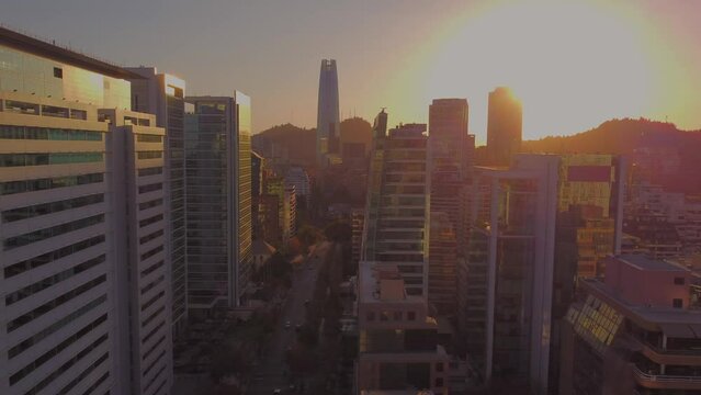 paisaje urbano de edificios modernos en Santiago de Chile, capital. Región Metropolitana vista desde el aire.
