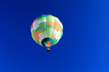 青空を優雅に漂うバルーン