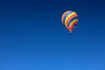 Fototapeta na wymiar 青空飛ぶに浮かぶ気球