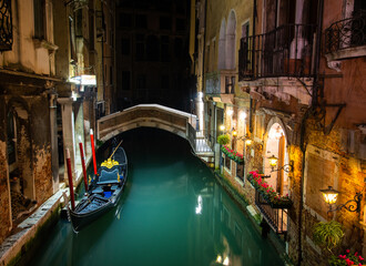 Fototapeta na wymiar A romantic night scene in the backstreets of Venice, Italy