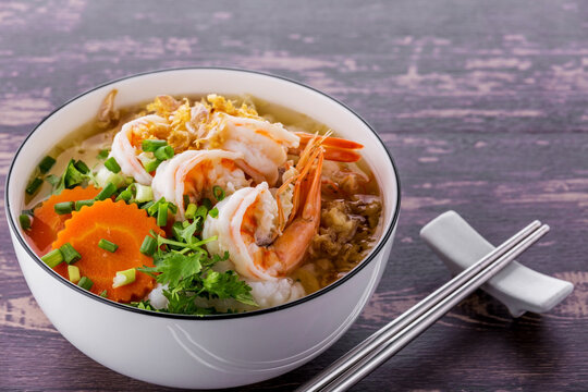 Rice porridge with shrimp