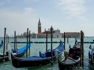 Fototapeta na wymiar Góndolas en un canal de Venecia, Italia