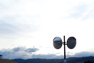 カーブミラーと曇り空