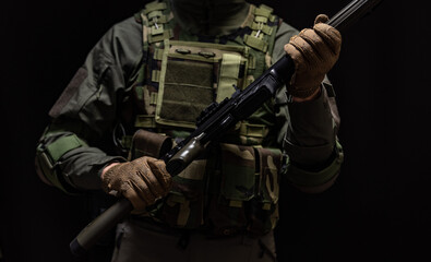軍用ライフルを構えた兵士