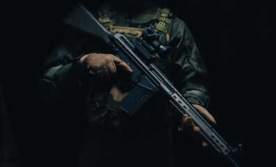軍用ライフルを構えた兵士