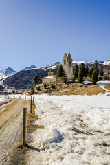 Celerina, Kirche, San Gian, St. Moritz, Oberengadin, Engadin, Pfarrkirche, Wanderweg, Winter, Wintersport, Langlauf, Alpen, Graubünden, Schweiz