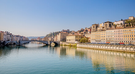 Fototapeta na wymiar Panorama des Quais de Saône à Lyon