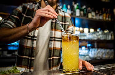 Fototapeta na wymiar man hand bartender making cocktail on the bar counter