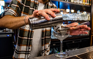 man hand bartender making cocktail on the bar counter