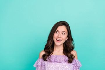 Obraz premium Portrait of attractive wavy-haired cheery girly girl thinking copy blank space isolated over bright blue color background