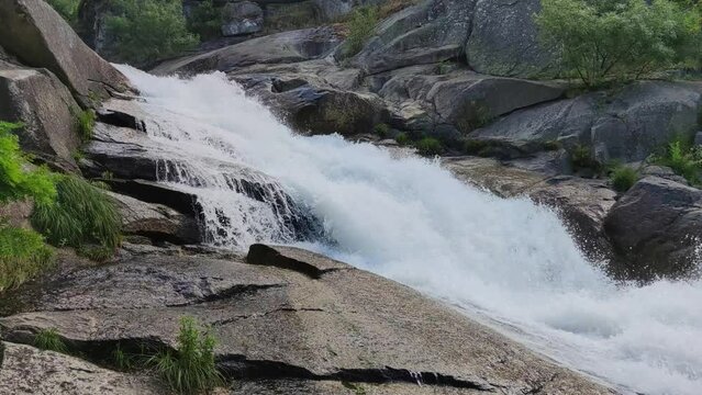 R&aacute;pidos de agua entre rocas en la cascada de Segade del r&iacute;o Umia en la provincia de Pontevedra, Espa&ntilde;a