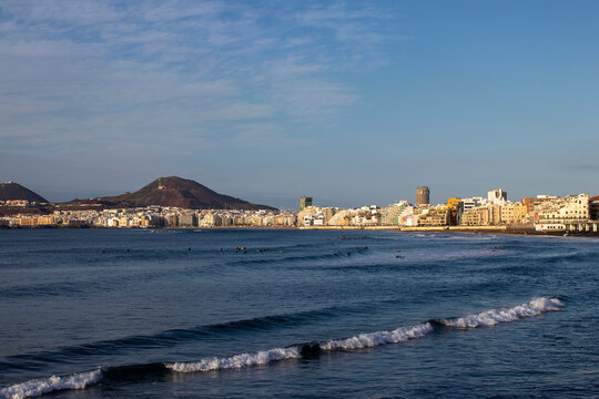 surf en la playa de la cicer en Las Plamas de GRan Canaria