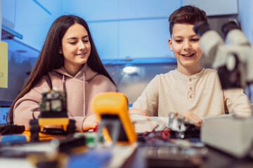 Obraz premium Children making a robot at home. Education in robotic at home.