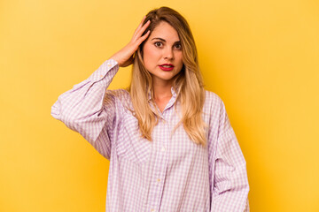 Obraz premium Young caucasian woman isolated on yellow background being shocked, she has remembered important meeting.
