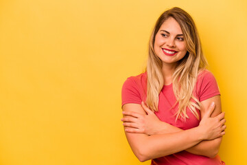 Obraz premium Young caucasian woman isolated on yellow background smiling confident with crossed arms.