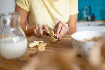 Obraz na płótnie Canvas Young woman Preparing healthy breakfast