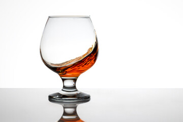 Brandy snifter in crescent-shaped movement