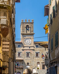Obraz premium View of the Piazza della Repubblica square in the historic center of Cortona, Arezzo, on a beautiful sunny summer day