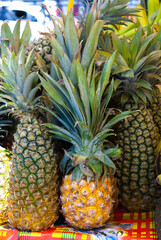 Obraz premium ananas sur un marché 