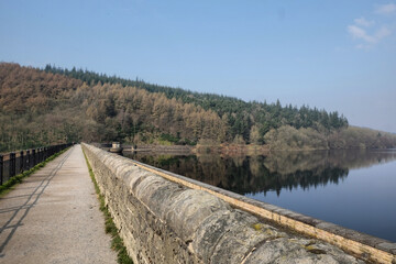 Obraz premium Ladybower Reservoir dam, in the Dark Peak of the Peak District, Derbyshire, UK