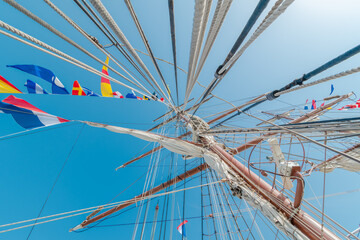 Les mâts et les cordages d'un grand voilier.