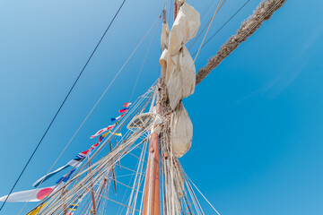 Les mâts et les cordages d'un grand voilier.