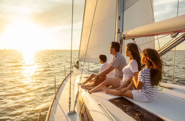 Küchenrückwand glas motiv Sailing at sunset Hispanic family enjoying carefree vacation © Spotmatik