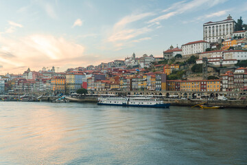 Obraz premium Portugal, Porto, Cityscape across Douro river at sunset