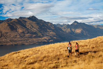 Obraz premium Young hikers viewing Landscape Lake Wakatipu New Zealand