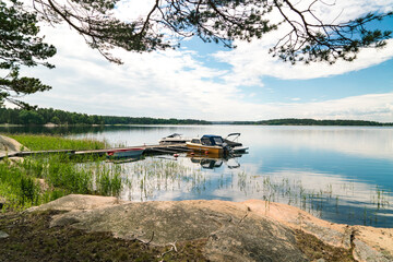 Sweden, Loftahammar, Boats moored at small pier on calm sea © Image Source RF