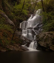 Una de las cascadas de la Ruta de las Nogaledas en Navaconcejo (Valle del Jerte) foto de larga exposición 