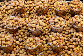 Puesto típico callejero de venta de chufas en la Feria de Sevilla, Andalucía, España. Costumbre típica en la Feria de Abril.