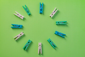 Naklejka premium lots of clothespins on a green background. High quality photo